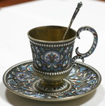 Набор кофейный из трех предметов: чашка с блюдцем и ложечкой.