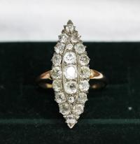 Кольцо в форме эллипса, украшенное блиллиантами. Золото, общий вес - 4