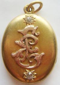 Медальон украшенный бриллиантами и вензелем владельца.