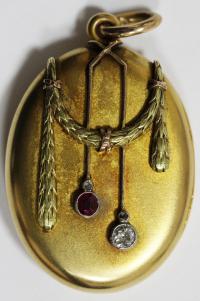 Медальон украшенный бриллиантом и рубином. Двуцветное золото, общий ве